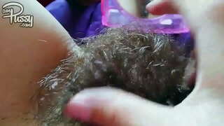 Amatør kjæreste med en hårete fitte onanerer overfor et speil