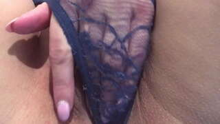 فرجها يحتاج الديك من الداخل. قرب