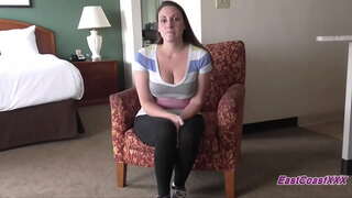 Мамаша са великим сисама сиса и јебе са два момка на слушању