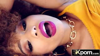 ���ොකු පස්ස කළු බබා රැකීමේ මත කුකුළා