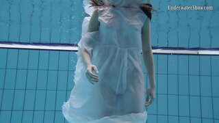 ���ေအောက်ကမ္ဘာတွင်အဝတ်အချည်းစည်းရေကူးဝတ်စုံ