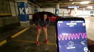 Horny ສາວນິ້ວມືຂອງນາງກັນຢູ່ໃນຫຼາຍບ່ອນຈອດລົດສູນການຄ້າ