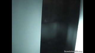 Изменяющая աղջիկ Թռչկոտում է Մեծ Անդամի