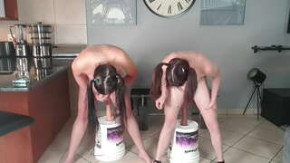 2 голые маленькие сиськастые шлюшки менен косичками эки тарап тең муну дилдо на корточках, трахаются бирге | dildo ride