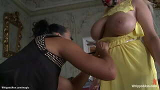 Bà ít thống lĩnh roi lớn cao tóc vàng nô lệ tự rồi hậu môn cô, trong dây nô lệ, với dây đeo chim