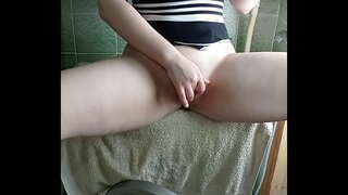 Pige med en stor røv får en orgasme på vaskemaskine og en Vibrator