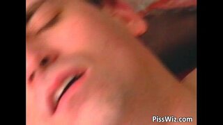 Зрелая блондинка сосет член и получает