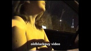 Oldblackguy எடுக்கும் டெப்பி ஒளிரும் நிர்வாண பொது