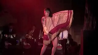 Dannie Solar aka Danielle Colby ngalaksanakeun jeung Bustout Burlesque New Orleans