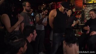 Euro brunette slaaf in enkele bar gemaakt om te likken en te zuigen pik