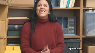 Vollere Latina dief gepakt en geneukt door geile guard