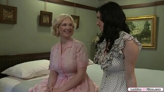 Busty blonde cuairt ar a cara brunette agus dtosaíonn siad ag caint mar gheall ar an méid a gcuid cíocha.Tar éis sin,a fháil siad horny agus tosaíonn siad phógadh gach eile.Next is é a cara sucks a tits agus licks pussy.Sa tuairisceán a dhéanann sí mar an gcéanna chun a cara.