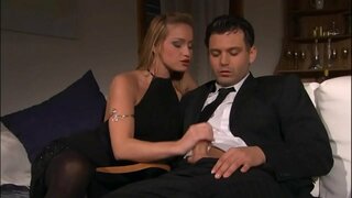 ���ැබෑ ගුද සමග මුළුමනින්ම සතුට සඳහා PornStar Katia Nobili සහ ඇගේ තරුණ Stallion - (HD දර්ශන)