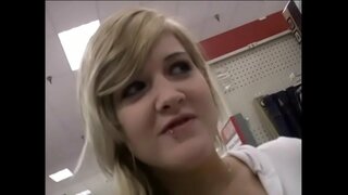 Թեժ сучка սիրում վերցնել հսկայական անդամ բերանը