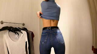 WOW! Sexy dívka s malými prsa oblékání t-košile a halenky ve veřejné šatně 4K 60Fps